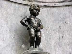 De-replica-van-Manneke-Pis-vlakbij-de-Grote-Markt-in-Brussel-cc-e1438853110609