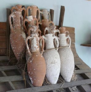1200px-Amphorae_stacking
