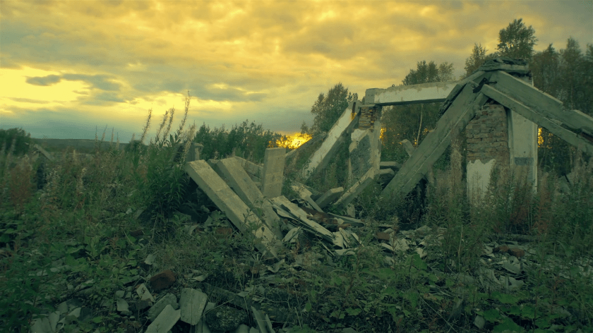 the-post-apocalyptic-worldthe-wreckage-of-the-building-at-sunset_h2ntz1mr_thumbnail-full01